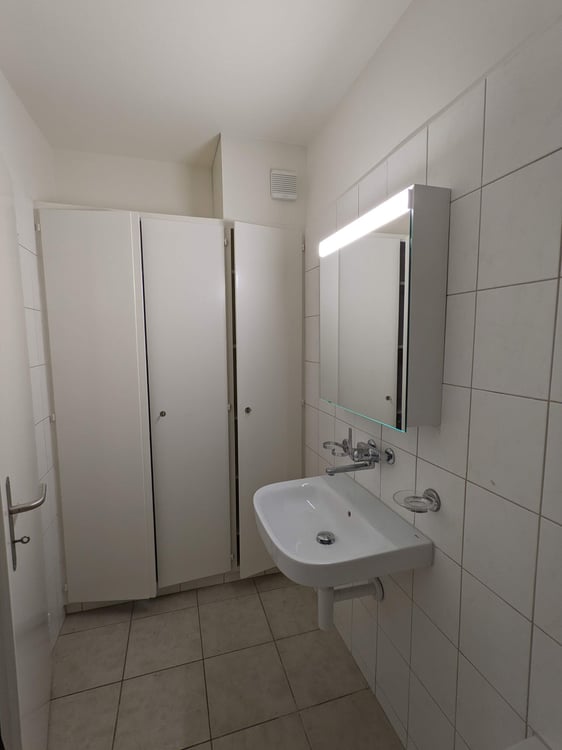 Einfache 1-ZWG (ohne Balkon) nähe Aeschenplatz + Diplom Mittelschule 8