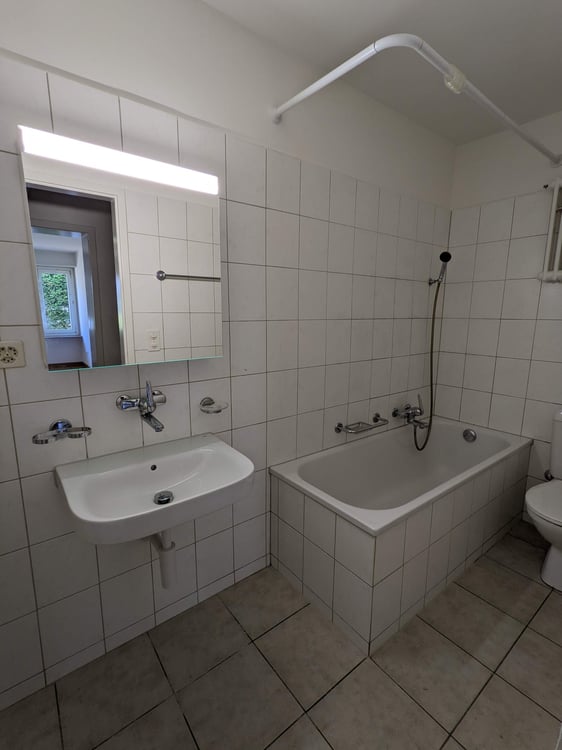 Einfache 1-ZWG (ohne Balkon) nähe Aeschenplatz + Diplom Mittelschule 7