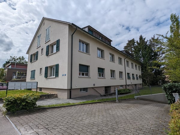 2-Zimmer Dach-Whg an ruhiger Wohnlage im Grünen in Riehen 1