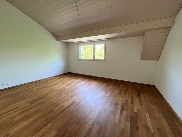 Grosszügige 3,5-Zimmer-Dachwohnung mit Balkon an erhöhter Lage 10