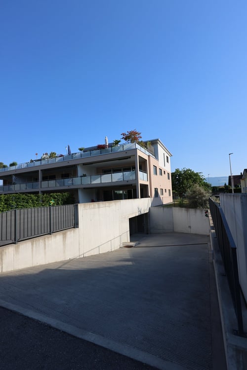 Grosszügiger Einstellhallenplatz in moderner Einstellhalle 1