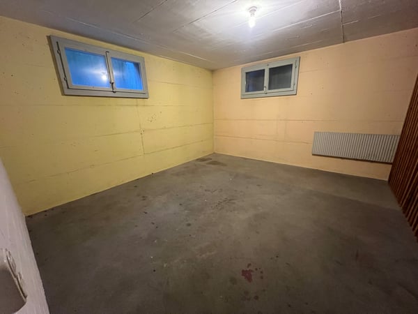 Lagerraum mit Fenster und WC 2