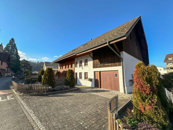 Attraktives Zweifamilienhaus mit Entwicklungspotential im Herzen von Gränichen 1
