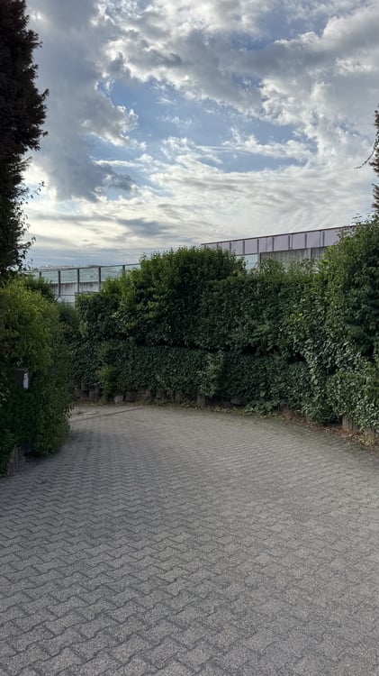Vielseitig nutzbare Lagerhalle mit eigener Zufahrt 2