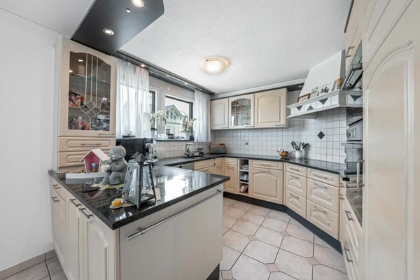 Wohn- und Geschäftshaus 6