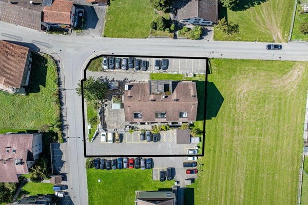 Wohn- und Geschäftshaus 12