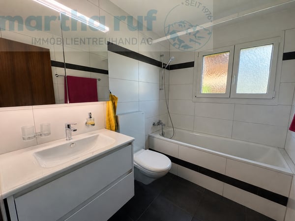 ruhige und moderne 2.5-Zimmer Wohnung OG mit Jungfrausicht 6