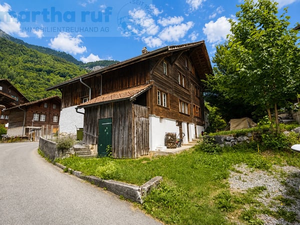 Traditionelles, angebautes Einfamilien-Ferienhaus mit alpinem Charm 1