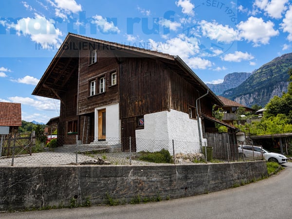Traditionelles, angebautes Einfamilien-Ferienhaus mit alpinem Charm 2