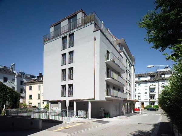 Bei der Tramhaltestelle Kreuzstrasse 11