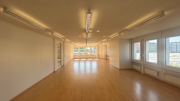 Perfekter Anschluss an das öV- und Strassennetz: 140 m2 Büroraum 5