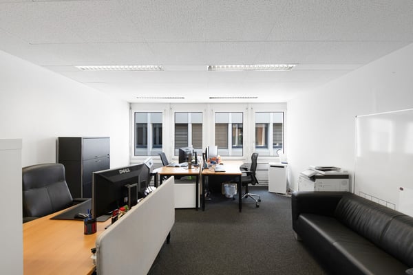 Anschluss an das OeV- und Strassennetz: 900 m2 ausgebaute Bürofläche 5