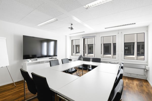 Anschluss an das OeV- und Strassennetz: 900 m2 ausgebaute Bürofläche 6
