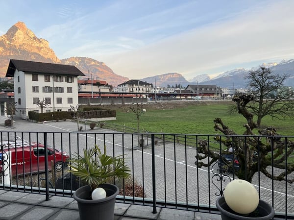 Parkplätze direkt hinter dem Bahnhof Seewen 2