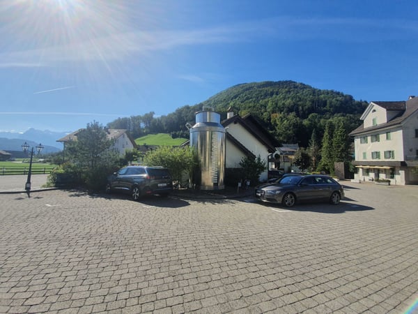 Parkplätze direkt hinter dem Bahnhof Seewen 1