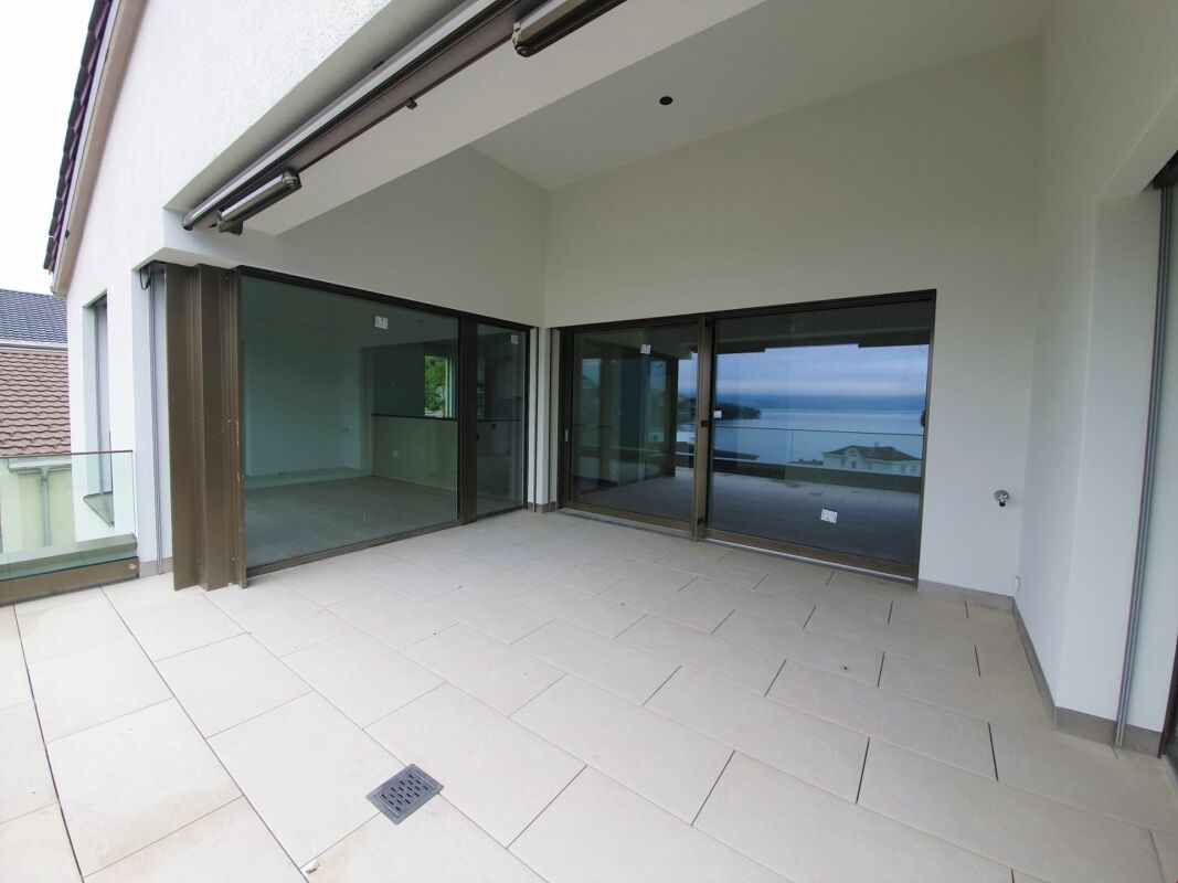 Exclusive attic apartment with unique lake and mountain views
