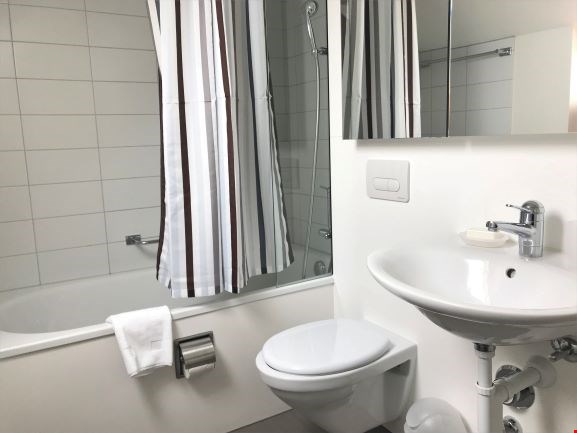 Light renovated very cosy two room apt, own washing facilities 6