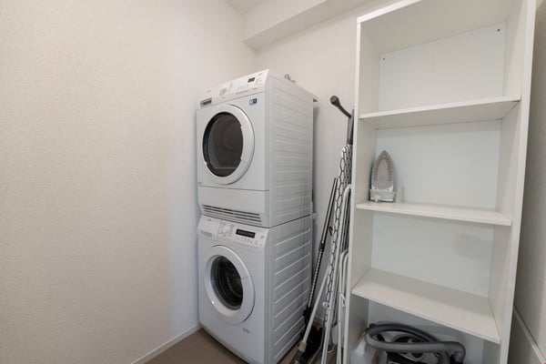 Light modern apartment with own washer/dryer and parking 13