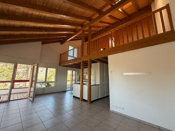 Helle und grosszügige 4.5-Zimmer-Galeriewohnung mit Balkon und Wintergarten 2