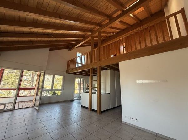 Helle 4.5 Zimmer-Galeriewohnung mit Wintergarten und Balkon 2