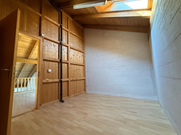 Helle 4.5 Zimmer-Galeriewohnung mit Wintergarten und Balkon 11