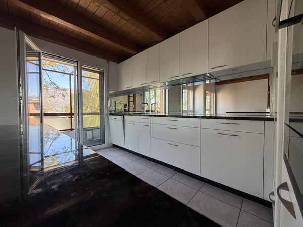 Helle 4.5 Zimmer-Galeriewohnung mit Wintergarten und Balkon 1