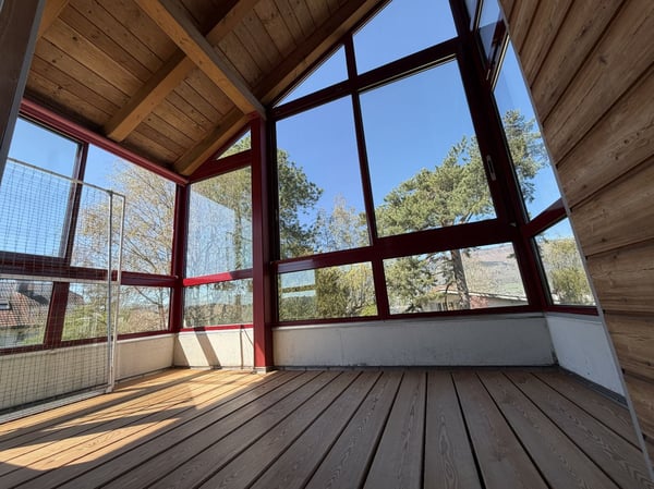 Helle 4.5 Zimmer-Galeriewohnung mit Wintergarten und Balkon 3