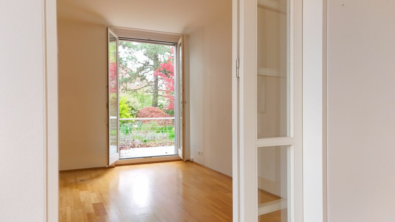 Renovierte Wohnung mit Cheminée, 2 Terrassen und Ziergarten - Bruderholz