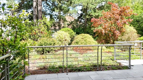 Renovierte Wohnung mit Cheminée, 2 Terrassen und Ziergarten - Bruderholz