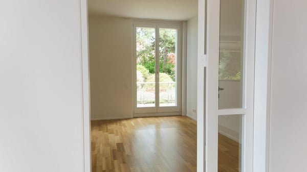 Renovierte Wohnung mit Cheminée, 2 Terrassen und Ziergarten - Bruderholz 4
