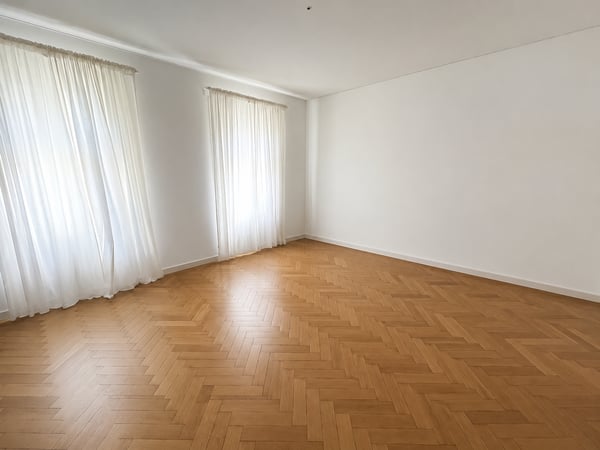 Aussergewöhnliche 2-Zimmer-Wohnung mit Fischgratparkett und Balkon in Basel 3