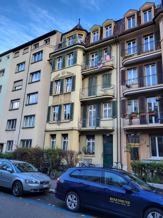 Charmante 4-Zimmer-Altbauwohnung mit Balkon in Basel St. Johann 1