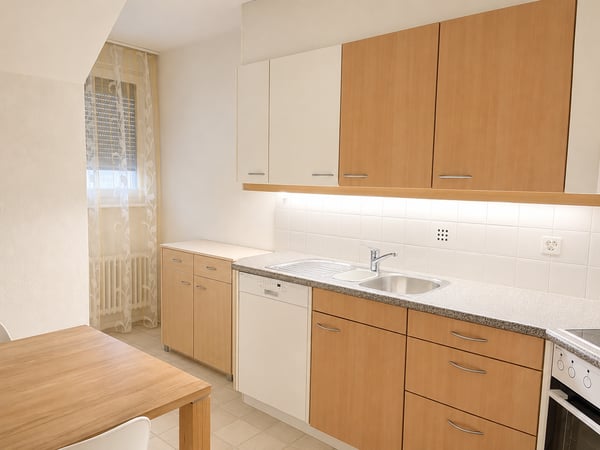 Schöne 3-Zimmer Dachwohnung mit Balkon an zentraler Lage in Riehen