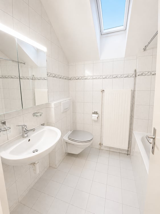 Schöne 3-Zimmer Dachwohnung mit Balkon an zentraler Lage in Riehen 3