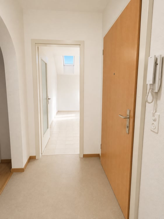 Schöne 3-Zimmer Dachwohnung mit Balkon an zentraler Lage in Riehen 2