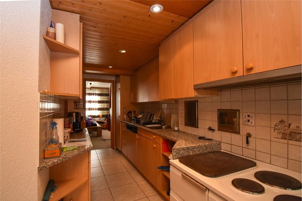 Stattliches Bauernhaus - 3 Wohnungen, grosser Oekonomieteil; Baulandreserve. 3