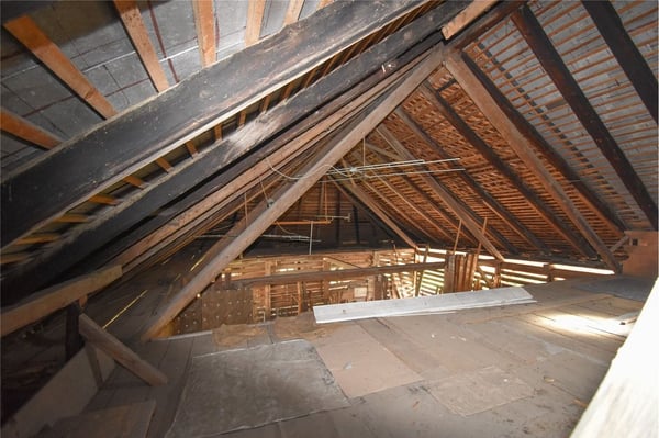 Stattliches Bauernhaus - 3 Wohnungen, grosser Oekonomieteil; Baulandreserve. 11