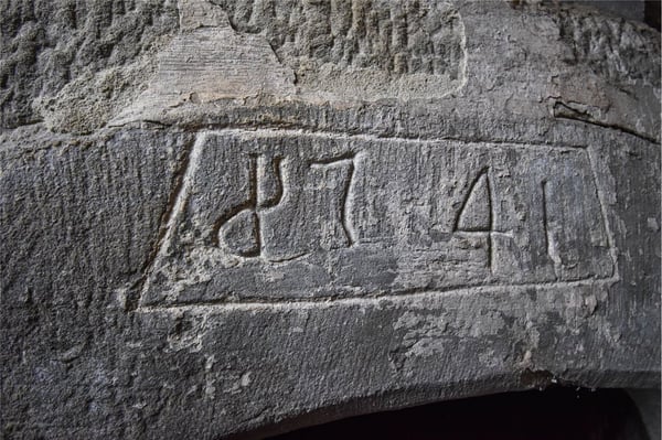 Stattliches Bauernhaus - 3 Wohnungen, grosser Oekonomieteil; Baulandreserve. 8