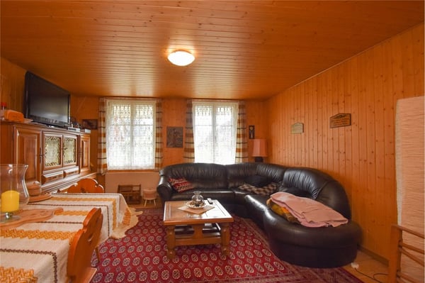 Stattliches Bauernhaus - 3 Wohnungen, grosser Oekonomieteil; Baulandreserve. 4