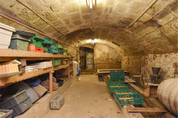 Stattliches Bauernhaus - 3 Wohnungen, grosser Oekonomieteil; Baulandreserve. 9