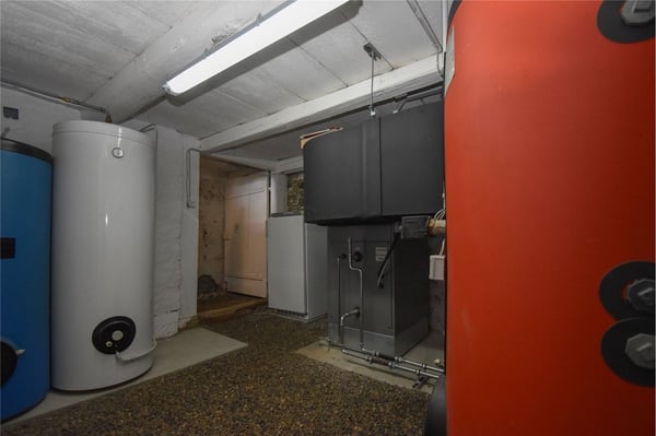 Stattliches Bauernhaus - 3 Wohnungen, grosser Oekonomieteil; Baulandreserve. 6