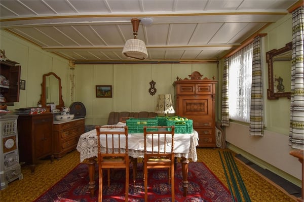 Stattliches Bauernhaus - 3 Wohnungen, grosser Oekonomieteil; Baulandreserve. 5