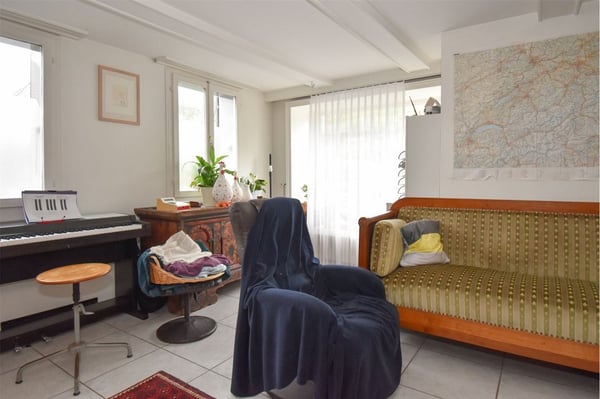 3 Familienhaus an ruhiger, sonniger Lage. Vermietet in gutem Zustand. 12