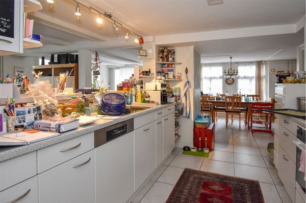 3 Familienhaus an ruhiger, sonniger Lage. Vermietet in gutem Zustand. 9