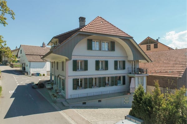 3 Familienhaus an ruhiger, sonniger Lage. Vermietet in gutem Zustand. 1