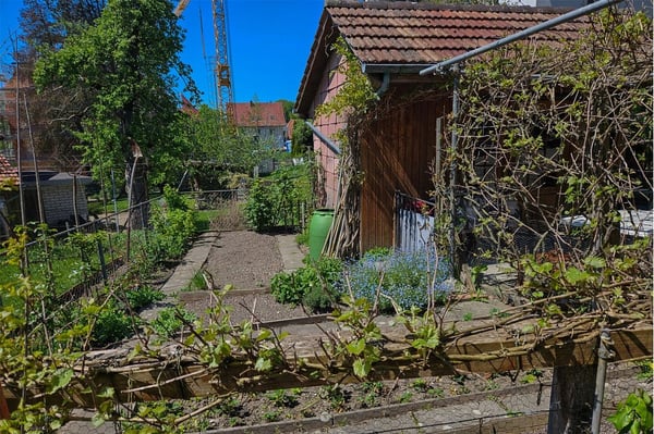 3 Familienhaus an ruhiger, sonniger Lage. Vermietet in gutem Zustand. 7