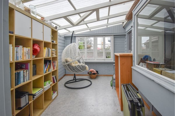 3 Familienhaus an ruhiger, sonniger Lage. Vermietet in gutem Zustand. 8