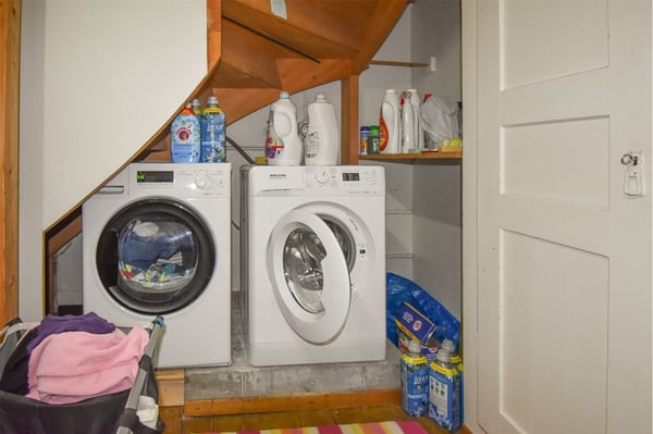 3 Familienhaus an ruhiger, sonniger Lage. Vermietet in gutem Zustand. 10