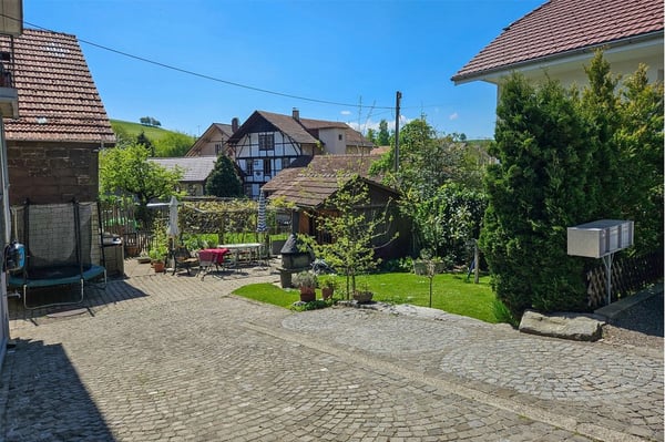3 Familienhaus an ruhiger, sonniger Lage. Vermietet in gutem Zustand. 6