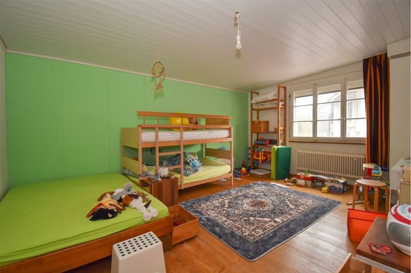 3 Familienhaus an ruhiger, sonniger Lage. Vermietet in gutem Zustand. 11